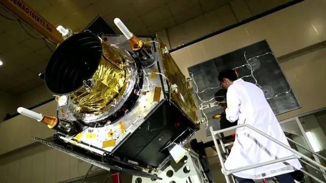 中国又创下一个首次！星地激光试验大获成功美国航母无所遁形