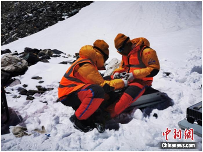揭秘5G上珠峰:58吨光缆靠人扛发电机用帐篷保暖(图3) 揭秘5G上珠峰:58吨光缆靠人扛发电机用帐篷保暖(图3)