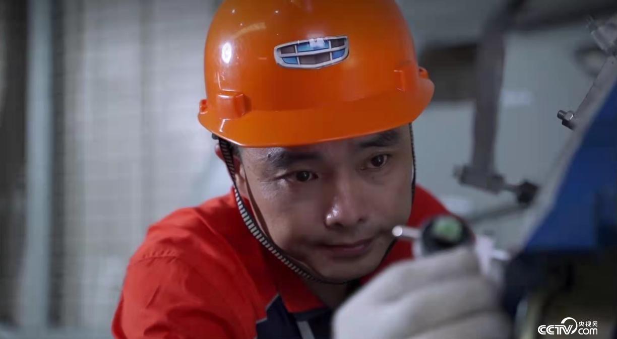 【中国梦·大国工匠篇】王光挣:从一线车间工人到国家高级技师 执着于001毫米打磨航天级别的精度(图2) 【中国梦·大国工匠篇】王光挣:从一线车间工人到国家高级技师 执着于001毫米打磨航天级别的精度(图2)