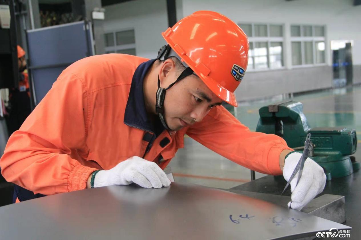 【中国梦·大国工匠篇】王光挣:从一线车间工人到国家高级技师 执着于001毫米打磨航天级别的精度(图3) 【中国梦·大国工匠篇】王光挣:从一线车间工人到国家高级技师 执着于001毫米打磨航天级别的精度(图3)