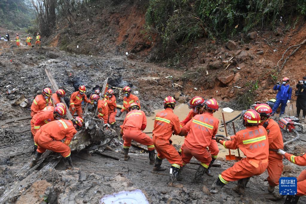事故核心现场搜索工作继续进行(图11) 事故核心现场搜索工作继续进行(图11)