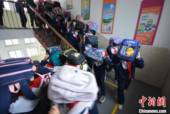 全国中小学生安全教育日：河北小学生开展地震应急疏散演练(图3)