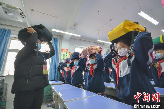 全国中小学生安全教育日：河北小学生开展地震应急疏散演练