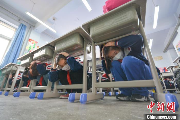 全国中小学生安全教育日：河北小学生开展地震应急疏散演练(图2)