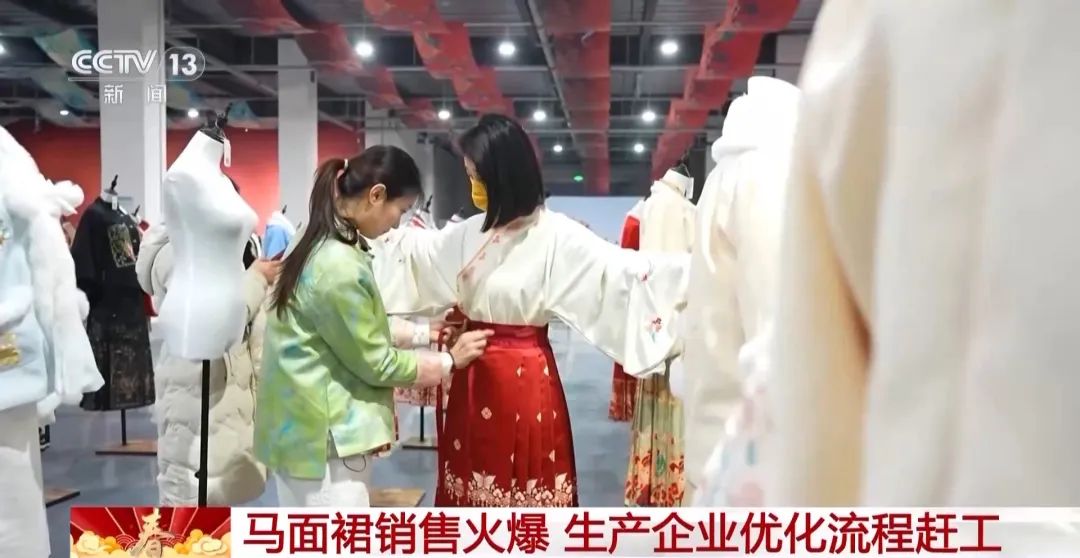 “新春战袍”卖爆了！商家：还欠3万件没发货(图2)