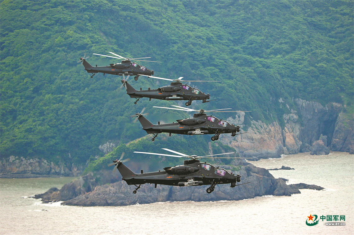 铁翼飞旋啸海天某陆航旅开展实兵实弹演练