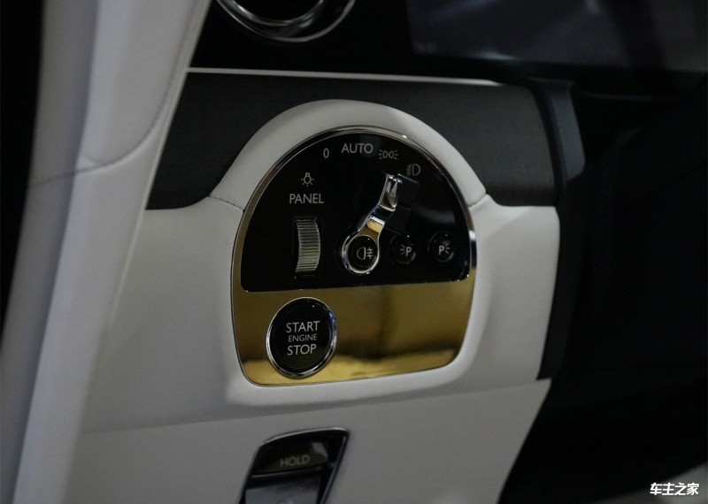 测评劳斯莱斯 闪灵纯电续航585km零百加速45s(图5) 测评劳斯莱斯 闪灵纯电续航585km零百加速45s(图5)