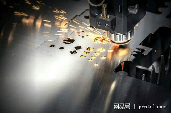 奔腾激光：光纤激光切割机设备高效率工作