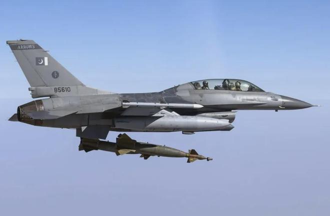 中国武器不行?印媒宣称4艘中国造F-22P护卫舰趴窝巴铁揭露真相(图5) 中国武器不行?印媒宣称4艘中国造F-22P护卫舰趴窝巴铁揭露真相(图5)