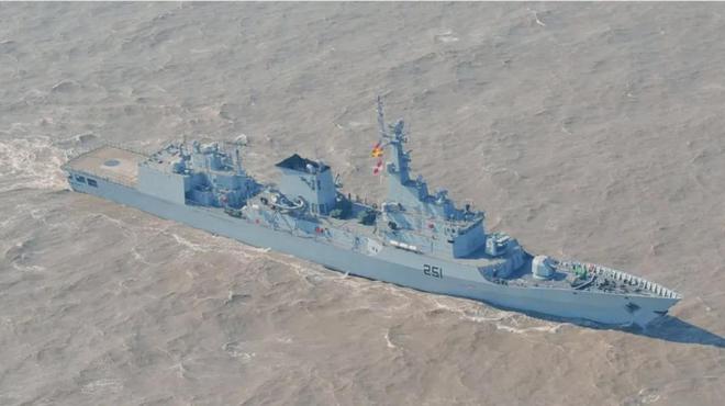 中国武器不行?印媒宣称4艘中国造F-22P护卫舰趴窝巴铁揭露真相(图3) 中国武器不行?印媒宣称4艘中国造F-22P护卫舰趴窝巴铁揭露真相(图3)
