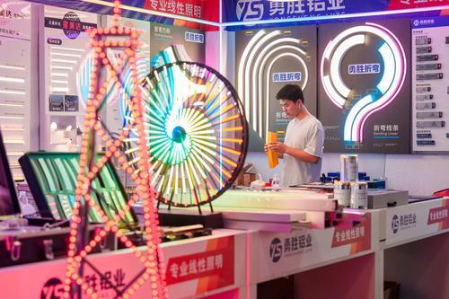 这款“重庆造”路灯不仅能一键报警还能给电动汽车充电