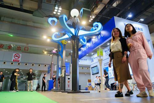 这款“重庆造”路灯不仅能一键报警还能给电动汽车充电(图4) 这款“重庆造”路灯不仅能一键报警还能给电动汽车充电(图4)