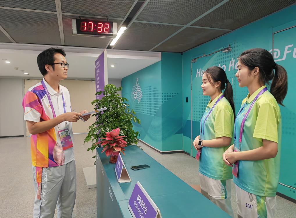杭州亚运会|手球馆的“扫地僧”是激光化学博士后(图3) 杭州亚运会|手球馆的“扫地僧”是激光化学博士后(图3)
