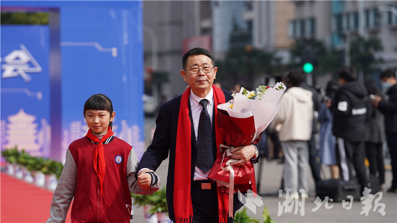 走近湖北省科学技术突出贡献奖得主丨闫大鹏：历经艰辛打造“中国最牛激光器”