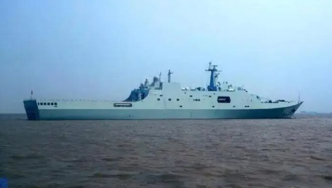 中国071搭载激光武器美媒：美国5年前就有类似装备上舰